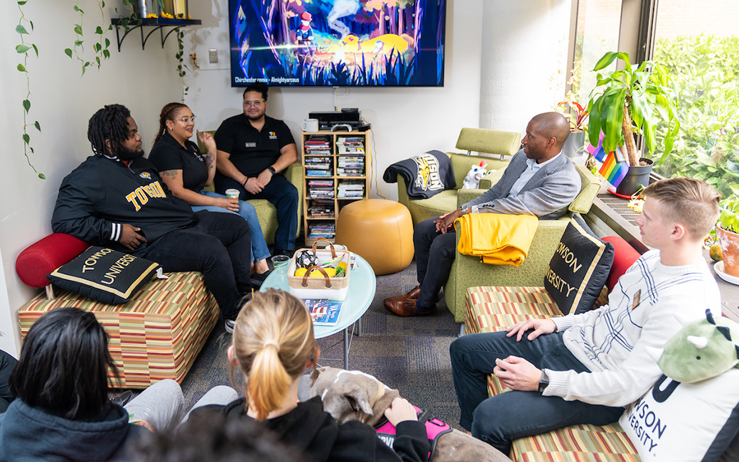 TU veterans talking in a lounge room with